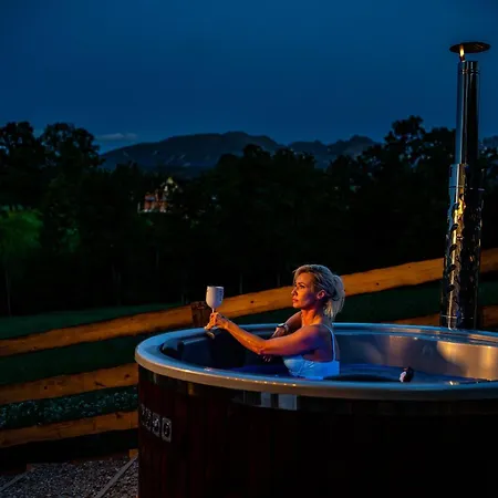 Goralska 2 Highland - Split Ac, Jacuzzi, Sauna, Private Parking, Mountains View, Garden, Dağ evi *