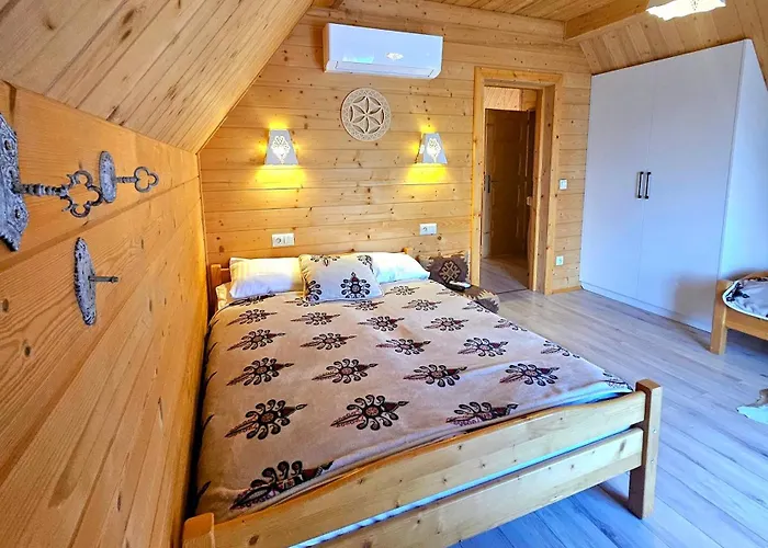 Goralska 2 Highland - Split Ac, Jacuzzi, Sauna, Private Parking, Mountains View, Garden, בקתה